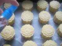广式莲蓉蛋黄月饼的做法步骤17