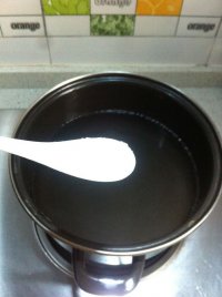 核桃海蜇拌菠菜的做法步骤2