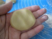 广式莲蓉蛋黄月饼的做法步骤13