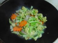 回锅肉炒花菜的做法步骤6
