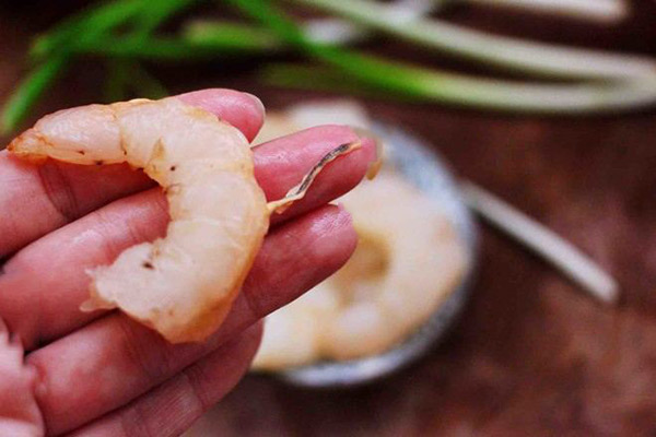 挑虾线的正确方法 虾线怎么挑