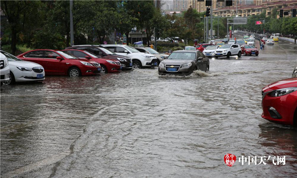 四川黄淮等有大到暴雨 气温低迷秋意渐浓