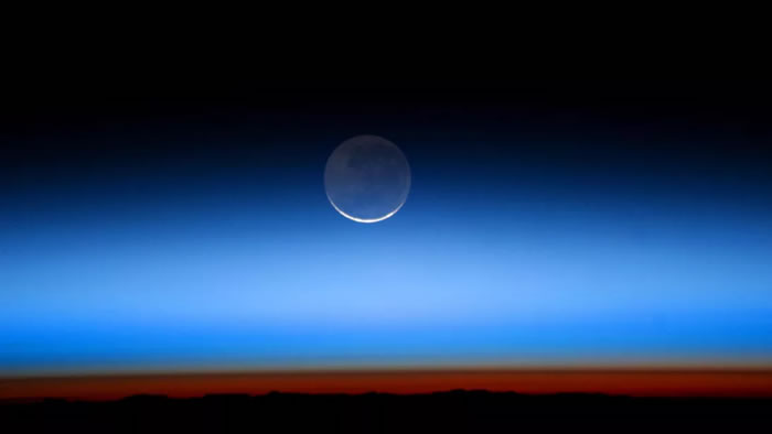 NASA将“地球反照(Earthshine)”描述为“奇异美丽的光辉”