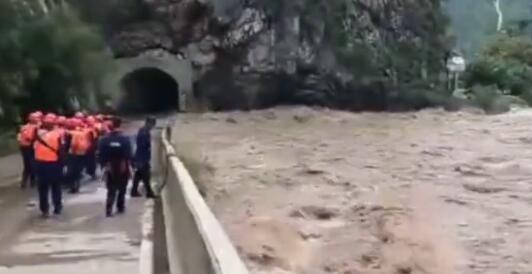 四川甘洛县暴雨引发山体垮塌 消防大队紧急转移师生百余人