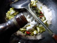 雪菜笋尖炒目鱼蛋的做法步骤7