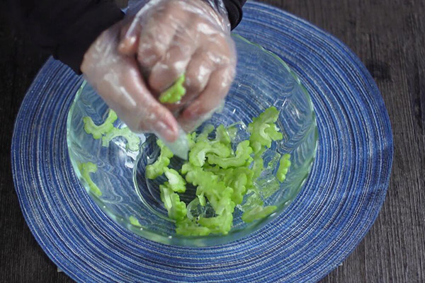 苦瓜怎么做不苦 苦瓜去除苦味的方法