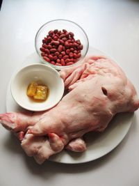 腐乳花生猪脚的做法步骤1