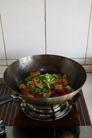 五花肉熏干干锅的做法步骤5