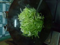 芹菜炒墨鱼的做法步骤9