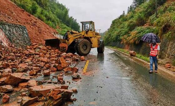 湖南部分公路因暴雨交通中断 省内泥石流山洪灾害频繁