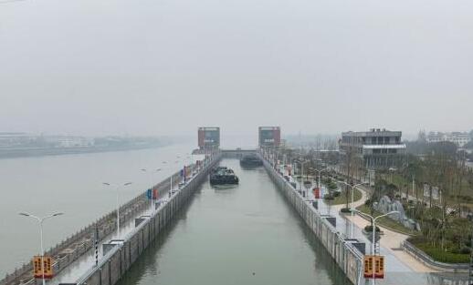 近期浙江雨水频繁气温仅20℃ 市民外出记得携带雨具