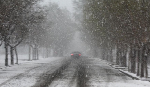 新消息！新疆北部迎大范围雨雪降温 部分路段将遇风吹雪天气