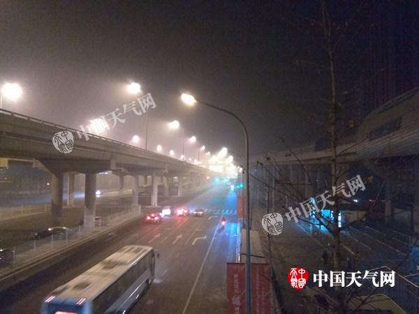 北京今晨因雾4条高速封闭 白天7级阵风将起迎蓝天