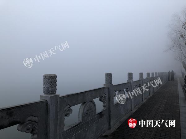 湖北多地遭大雾封锁24日起雨雪大风卷土重来