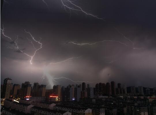 北京今日白天有雷雨 低层湿度大最高气温仅29℃