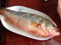 清蒸鲈鱼的做法步骤2