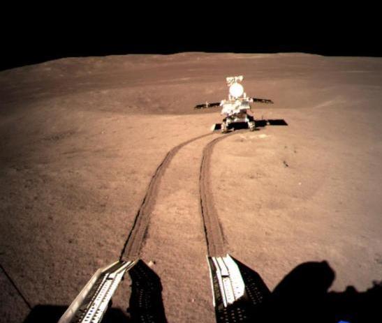 玉兔二号完成出月午设置 对月球石块进行探测