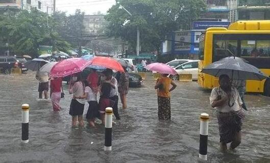 缅甸8个省遭遇暴雨洪灾 目前至少有6.7万人受灾