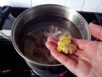 鱼腥草炖猪骨头的做法步骤5