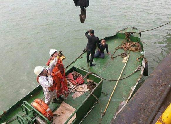 珠江货船碰撞事故4名船员获救 其余8名仍困船舱