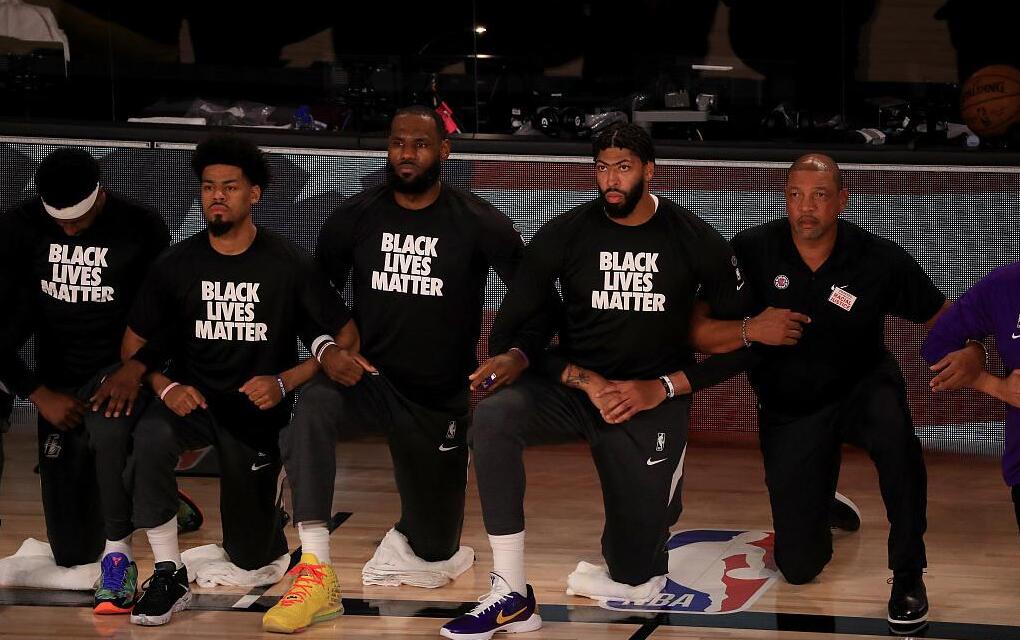 NBA球员集体下跪抗议
