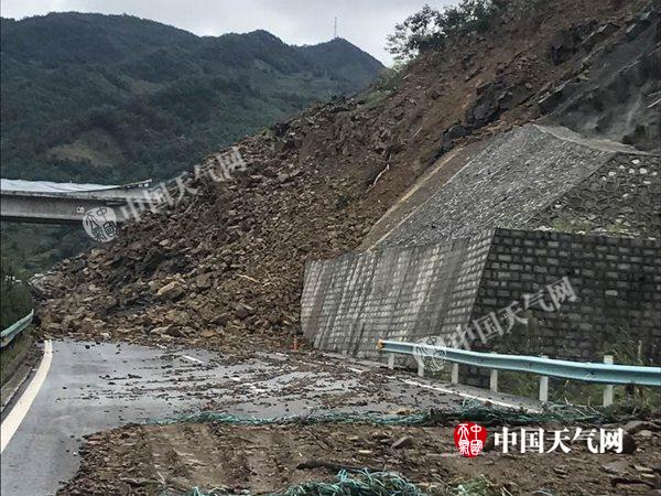 贵州册亨县泥石流致高速被埋 泥土最深处近4米