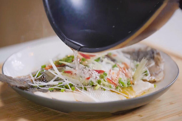 清蒸鲈鱼怎么做 清蒸鲈鱼的家常做法