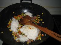 牛肉蔬菜粒炒饭的做法步骤5