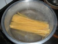 韭香包菜丝烩意面的做法步骤2