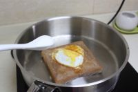 土司煎蛋的做法步骤7