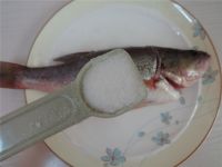 清蒸鲈鱼的做法步骤2