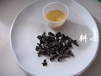 松仁木耳小米粥的做法步骤1