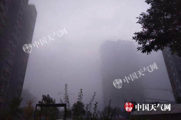 今晨浓雾袭京城能见度不足200米 周末阴雨将至最高15℃