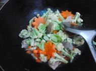 回锅肉炒花菜的做法步骤5