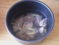 茼蒿猪骨汤的做法步骤4
