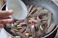 韭菜炒鸭血的做法步骤8