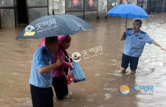 哈尔滨宾县暴雨路段严重积水 消防员转移受困群众200余人