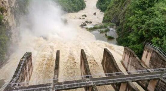 贵州部分河段发生超警洪水 目前红枫和阿哈两大水库开闸泄洪