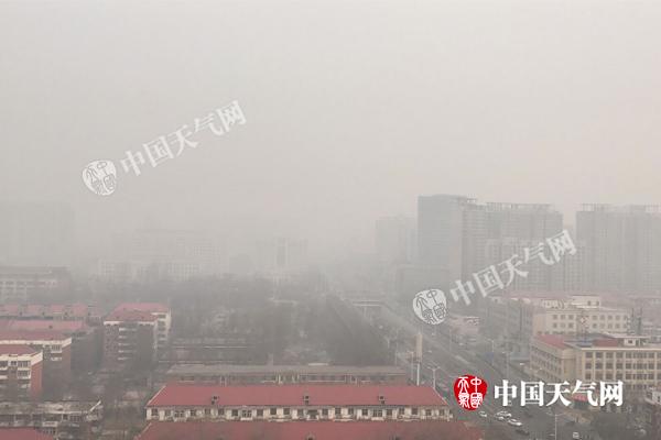 河北大雾致大部高速上道口封闭 石家庄局地空气污染爆表