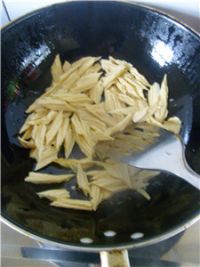 双椒炒腐竹的做法步骤4