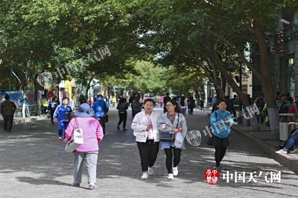 四川重庆等地强降雨来袭 南方暑气渐消