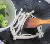 腰花西兰花菌菇汤的做法步骤4