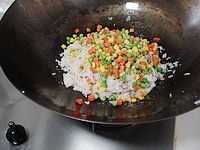 肉粒炒饭的做法步骤16