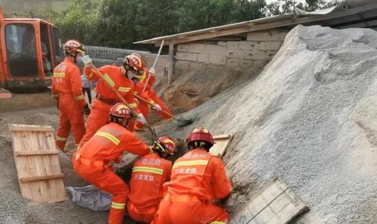 广西一幼女玩泥沙时遇塌方 消防紧急救援但已无生命体征