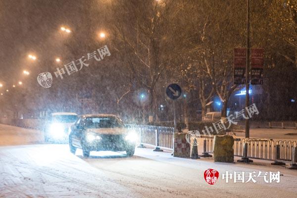 强冷空气携大风降温降雪席卷河北 保定大雪明晨降温剧烈