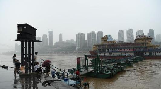 重庆多地持续大到暴雨 境内多条河流超警戒水位