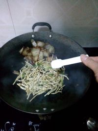 折耳根炒腊肉的做法步骤7