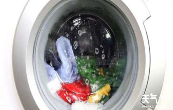 如何让发黄的衣服恢复洁白？只需简单几步