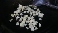 甜豌豆炒冬笋的做法步骤5