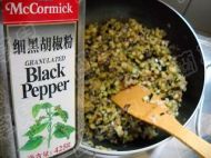 腊味茄肉水煎包的做法步骤10